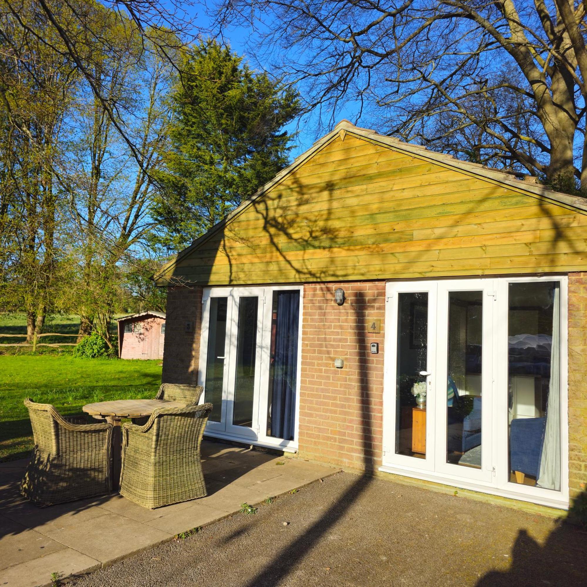 Grandwood House Lodges Chichester Exterior foto